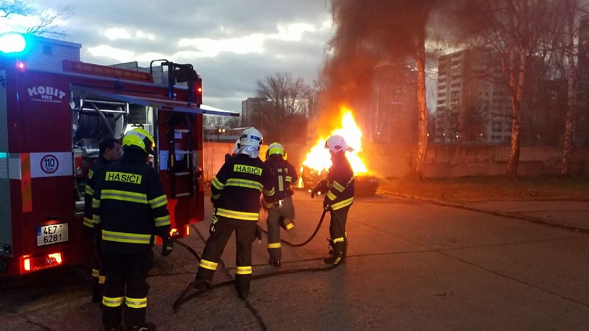U dálnice D1 u Prahy hořel linkový autobus